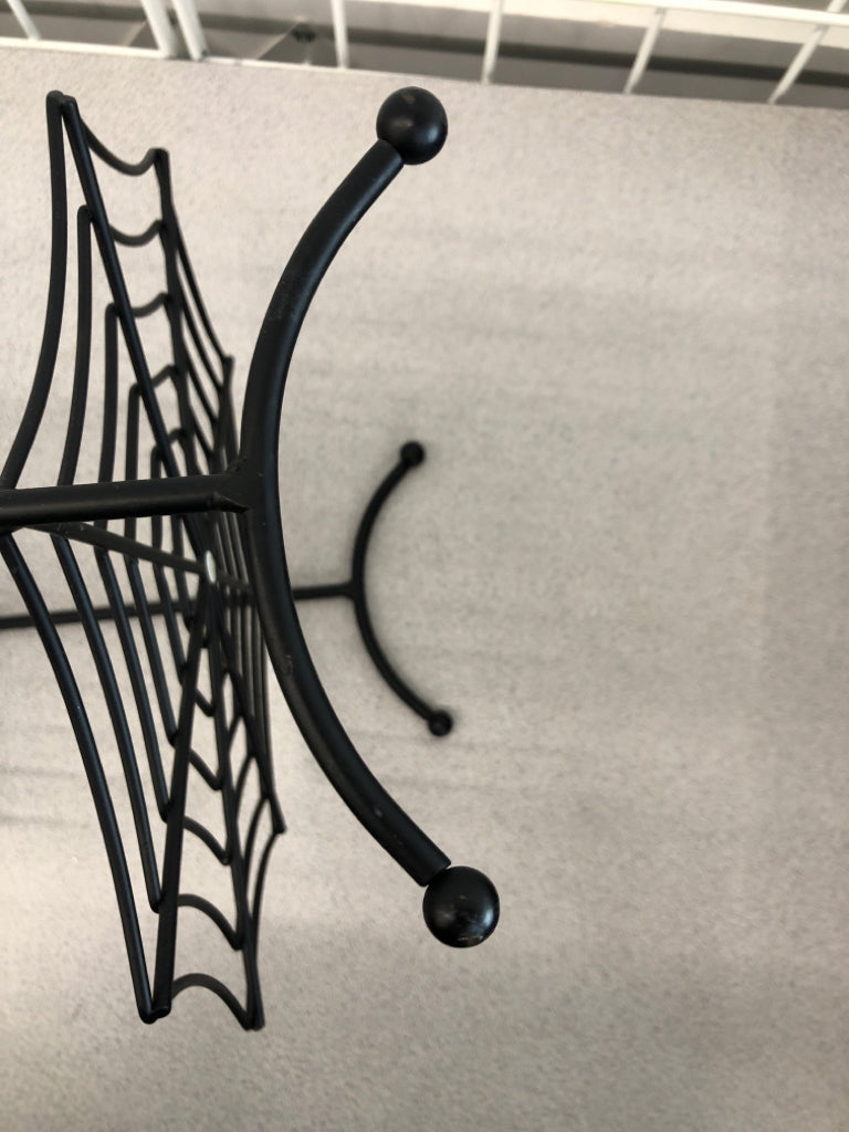 2 TIER METAL SPIDER-WEB DECOR.