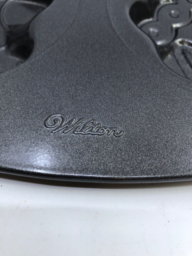 NIP WILTON GINGERBREAD HOUSE/MAN PAN.