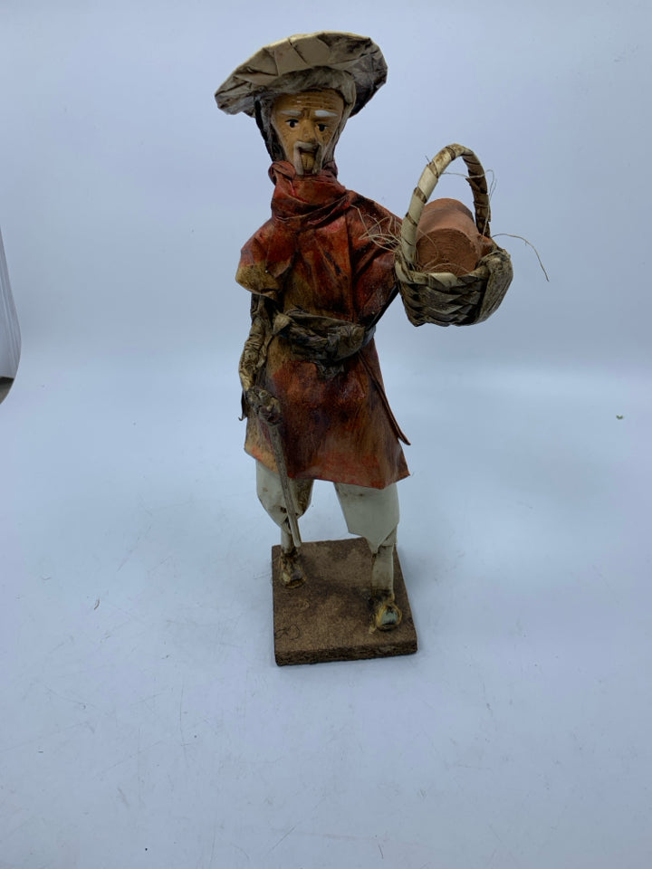 MEXICAN FOLK ART PAPER MACHE FIGURES.