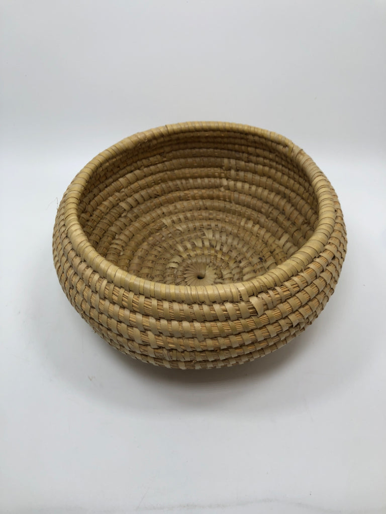 ROUND WOVEN BASKET.