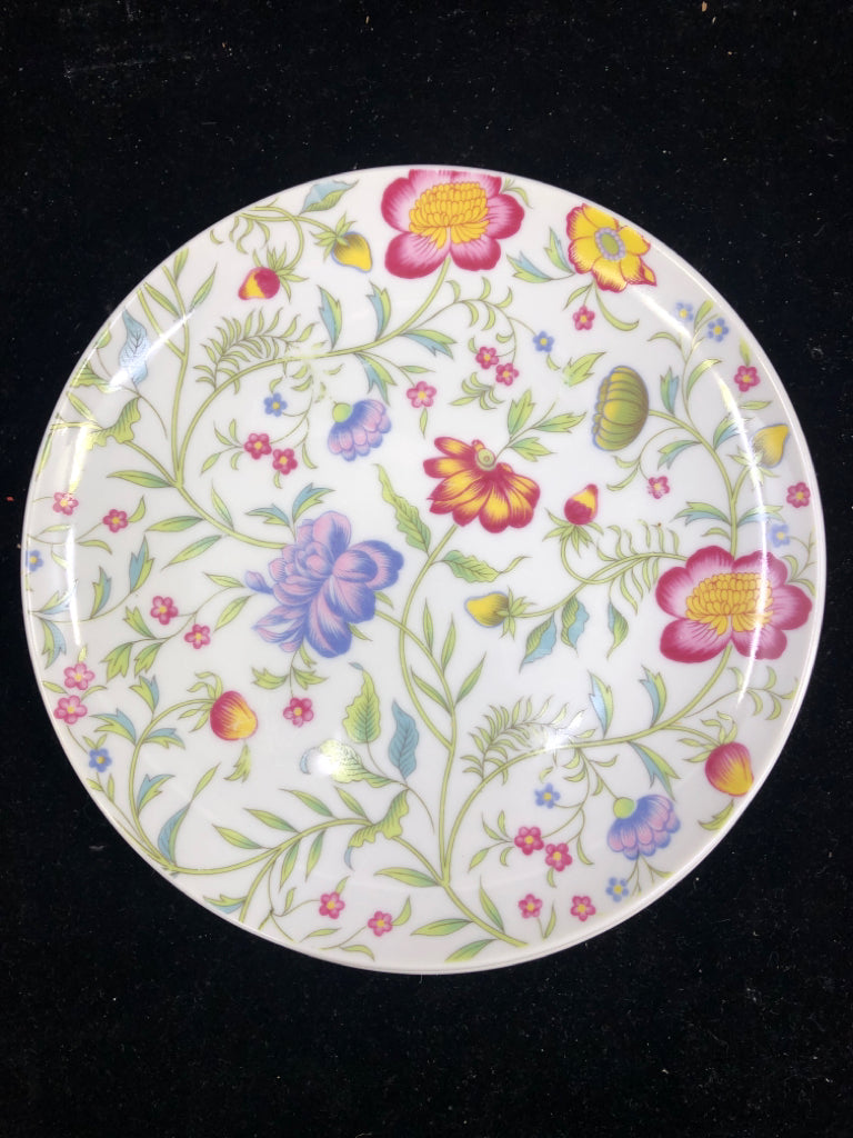4 PINK AND PURPLE FLORAL LUNCH PLATES.