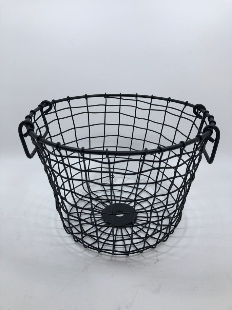 ROUND BLACK WIRE BASKET W/ HANDLES.