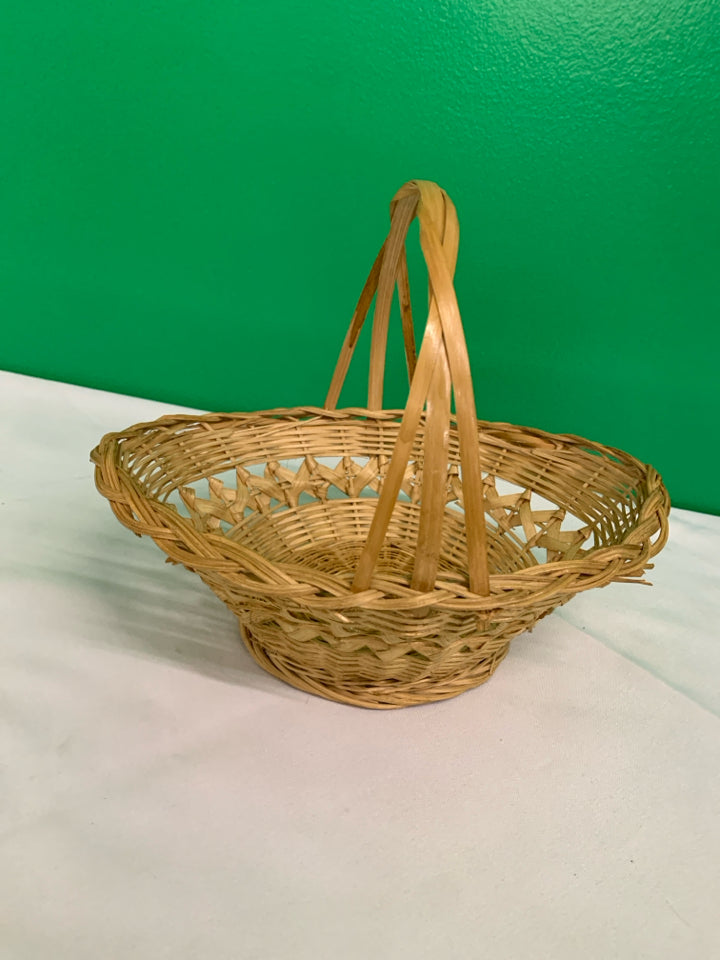 WICKER FAN SHAPED BASKET W HANDLE.