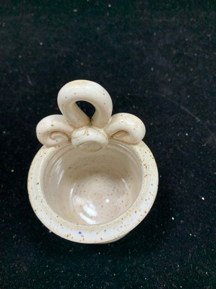 MINI SPECKLED POTTERY HANGING VASE W/ SMALL BLUE FLOWERS.