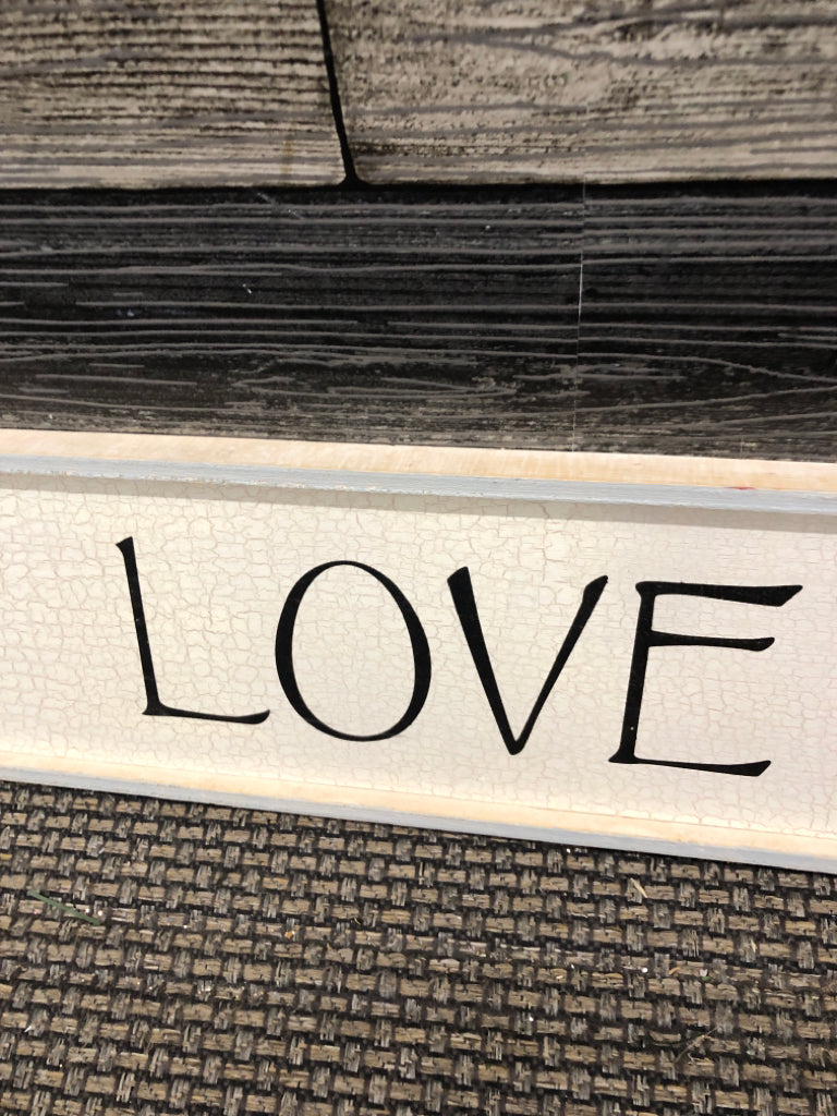 WHITE PEACE LOVE CRACKLE WALL HANGING.