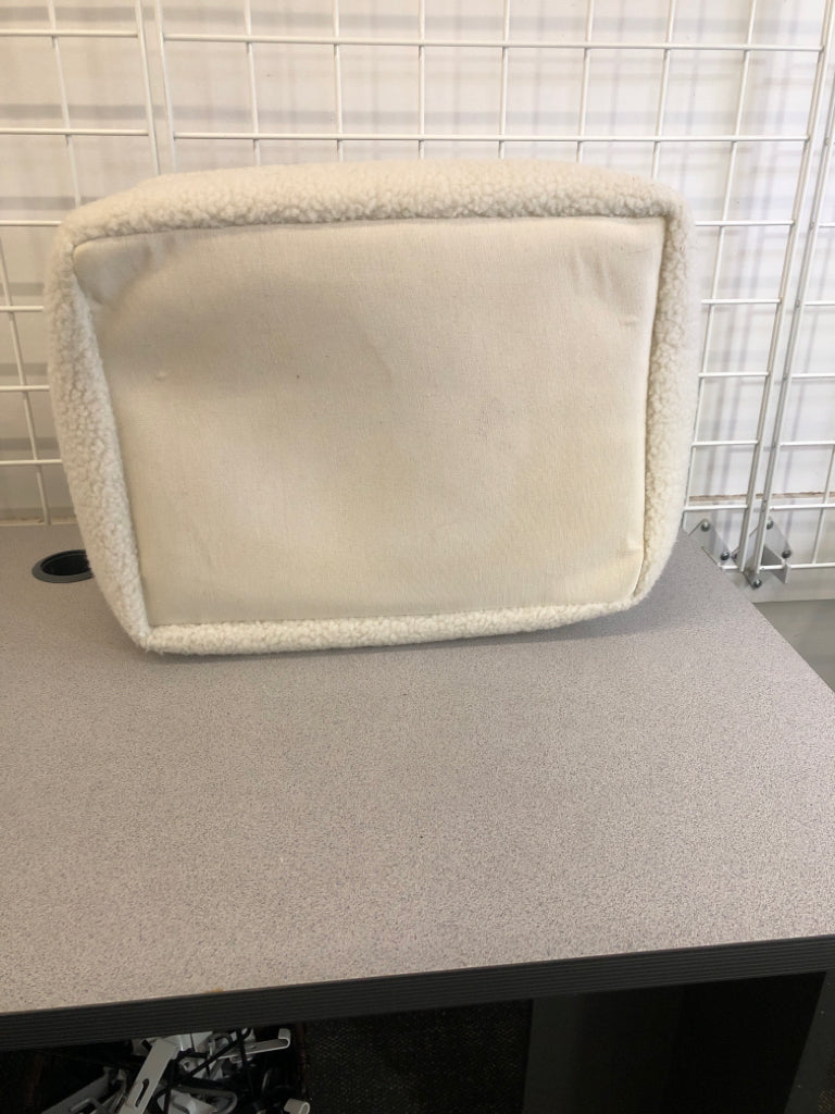 SHERPA STORAGE BIN W/HANDLES.