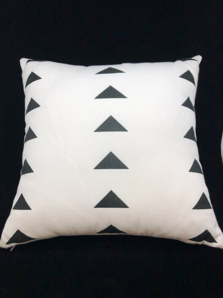 B&W TRIANGLE PILLOW.