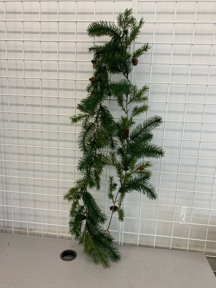 EVERGREEN GARLAND W/PINECONES.