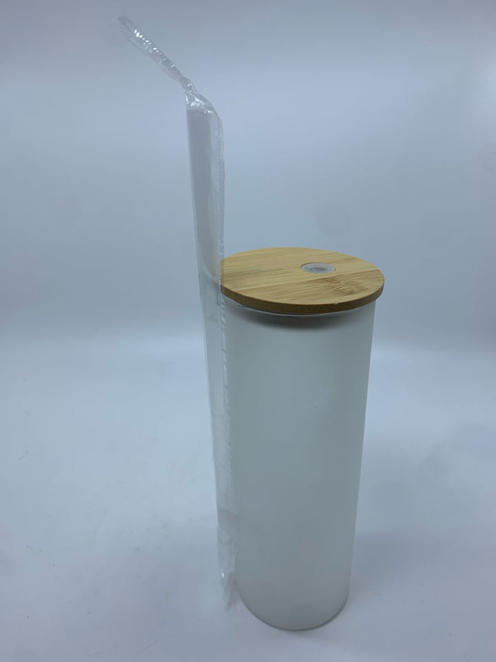 FROSTED CUP W/WOOD LID & NIP STRAW.