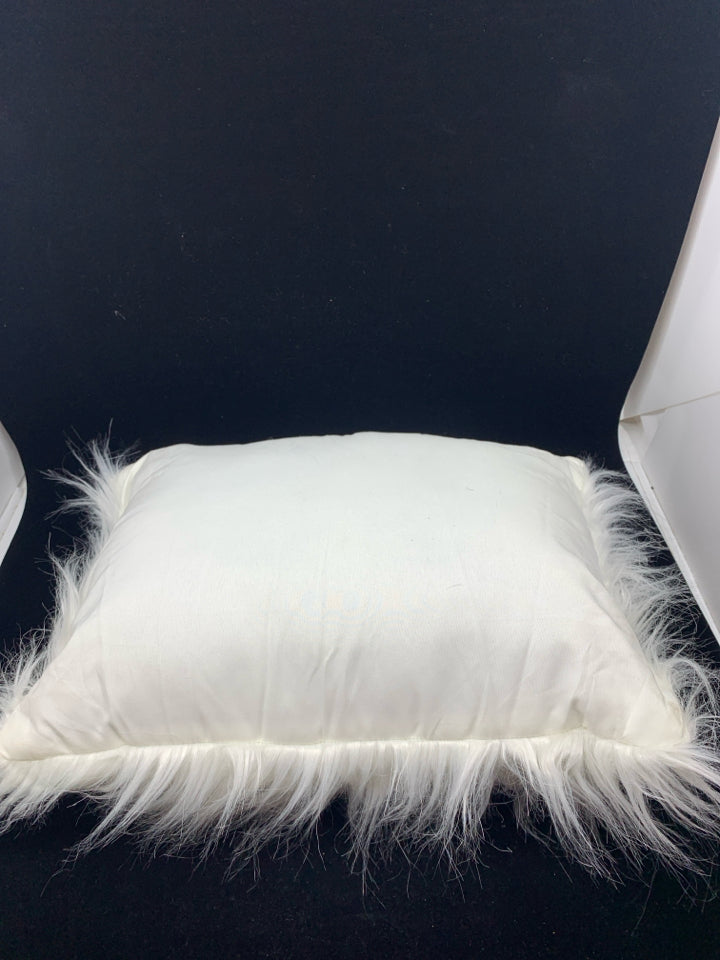 WHITE RECTANGLE FAUX FUR PILLOW.