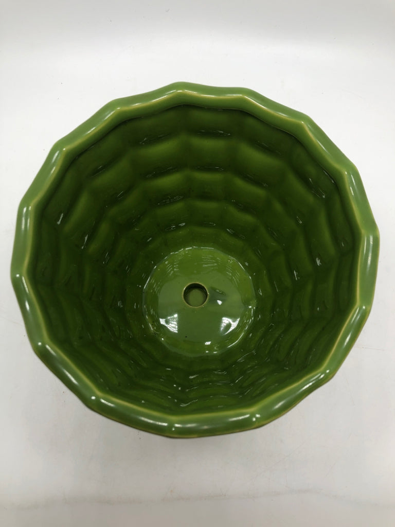 GREEN SQUARE DESIGN PLANTER W/ ATTACHED DRIP PLATE.