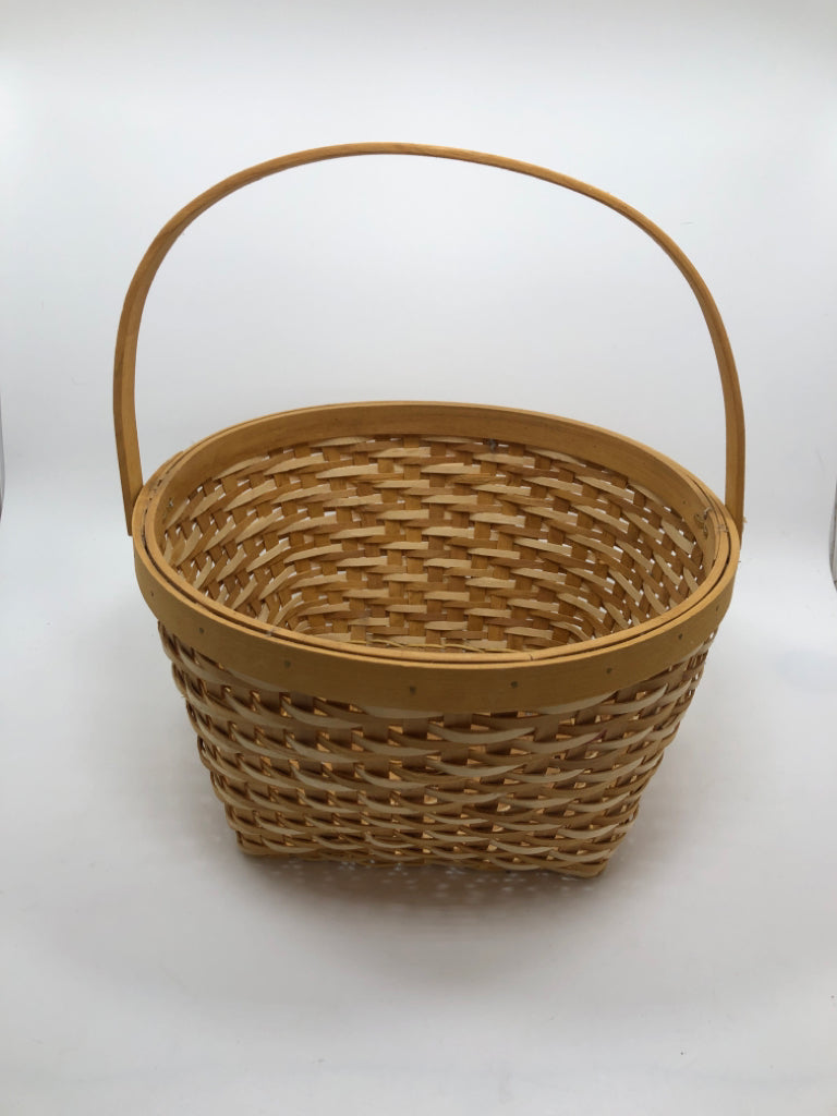 BEIGE & CREAM CIRCULAR WICKER BASKET.