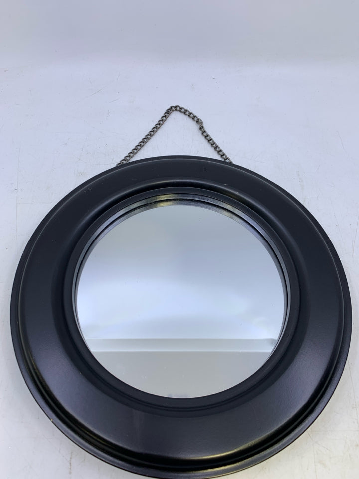 SMALL ROUND MIRROR.