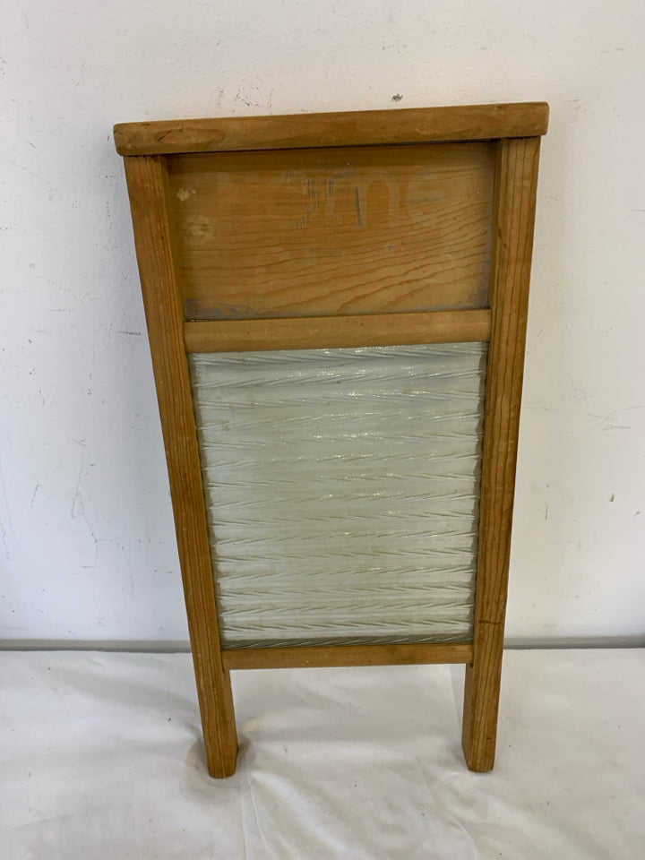 VTG COLUMBUS WASHBOARD GLASS WALL HANGING.