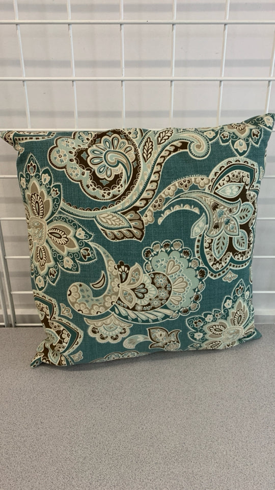 TEAL FLORAL MEDALLION OUTDOOR ACCENT PILLOW.