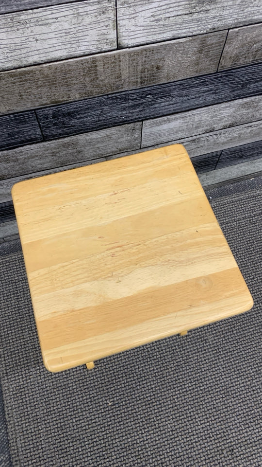 SM LIGHT OAK WOOD TABLE.