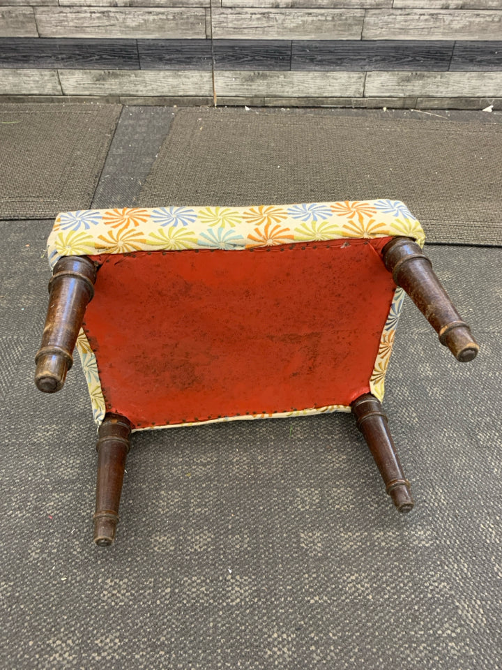 COLORFUL PINWHEEL STOOL W/WOOD LEGS.