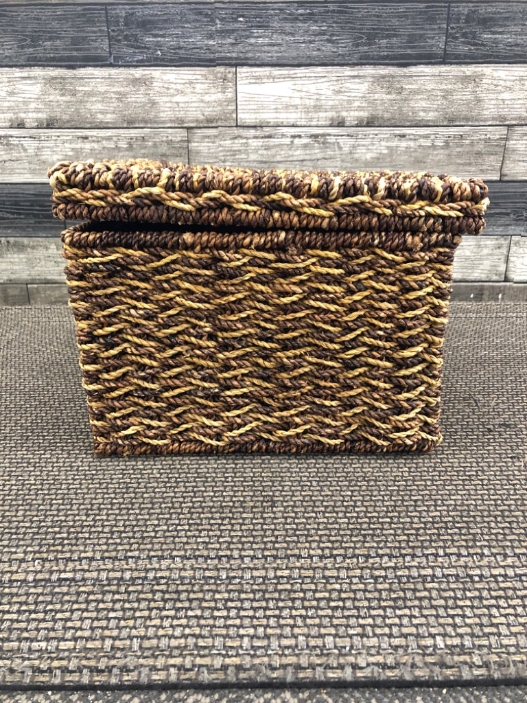 2 TONED LINED SQUARE BASKET W/LID.