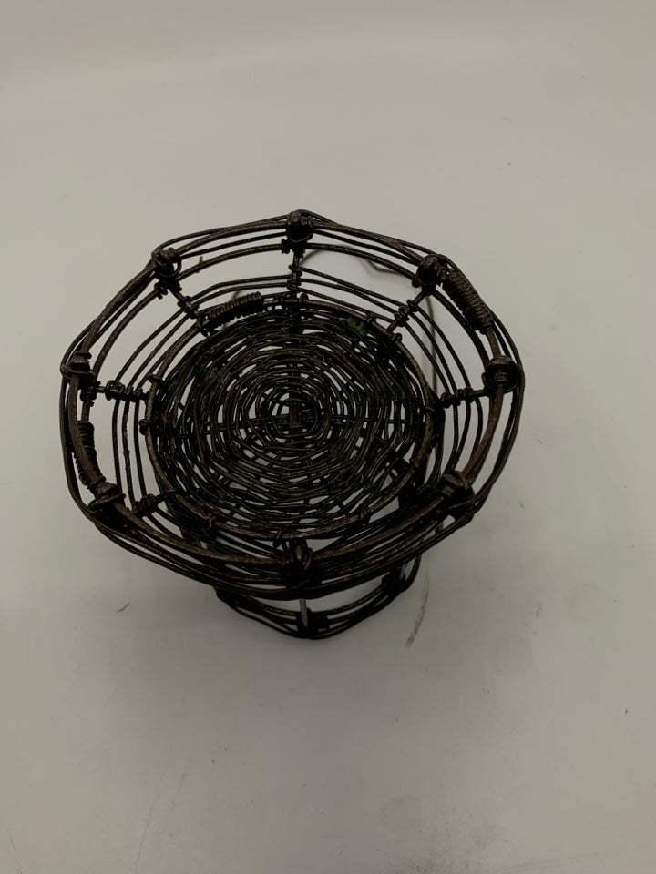 METAL WIRE PENCIL CUP.