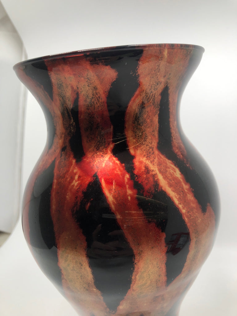 BLACK/RED VASE W/FLARED TOP.