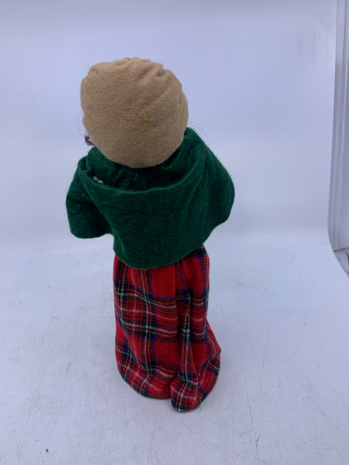 WOMAN CAROLER W/ TAN HAT RED BOW 1987 BYERS' CHOICE.