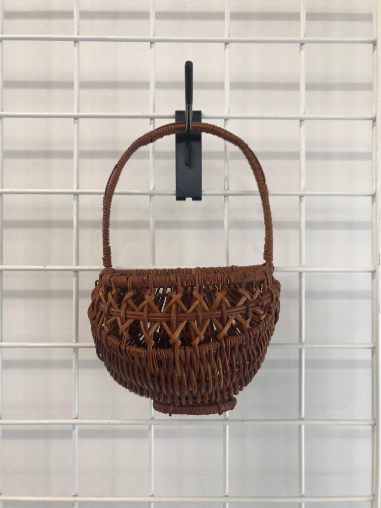 ROUND WICKER WALL BASKET.