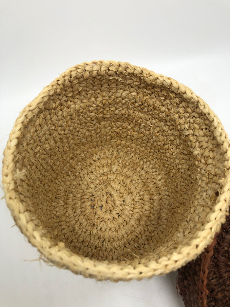 2-TONED WOVEN BASKET W/LID.