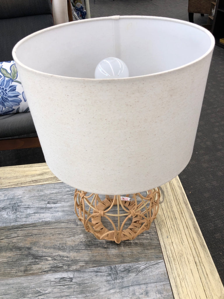 BLONDE WICKER BASE LAMP.
