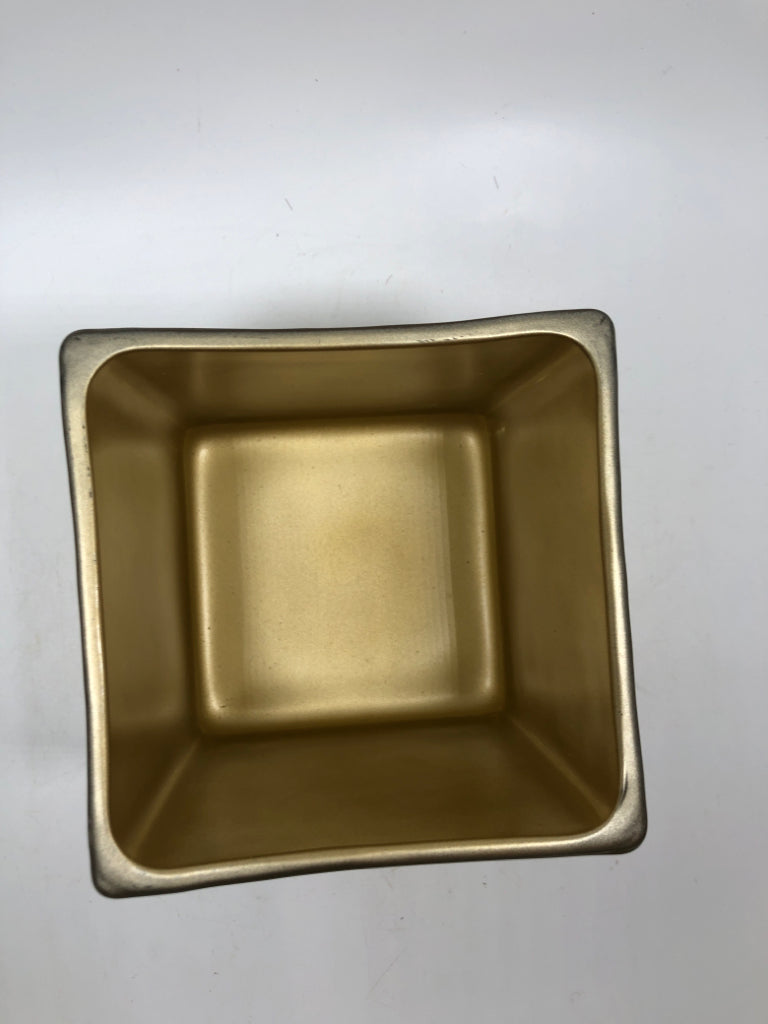 DOUBLE LAYERED GOLD GLASS VASE.