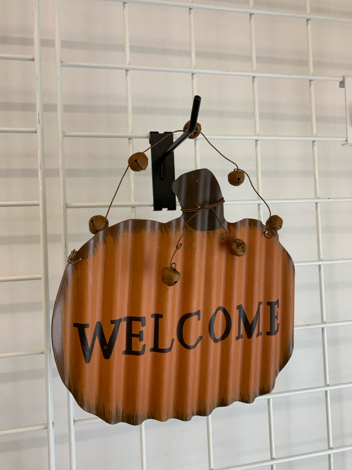 "WELCOME" METAL PUMPKIN HANGING SIGN.