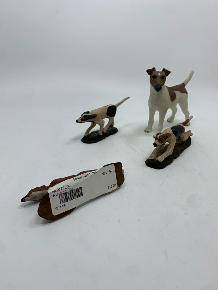 4 HUNTING DOG FIGURINES IN BAG.