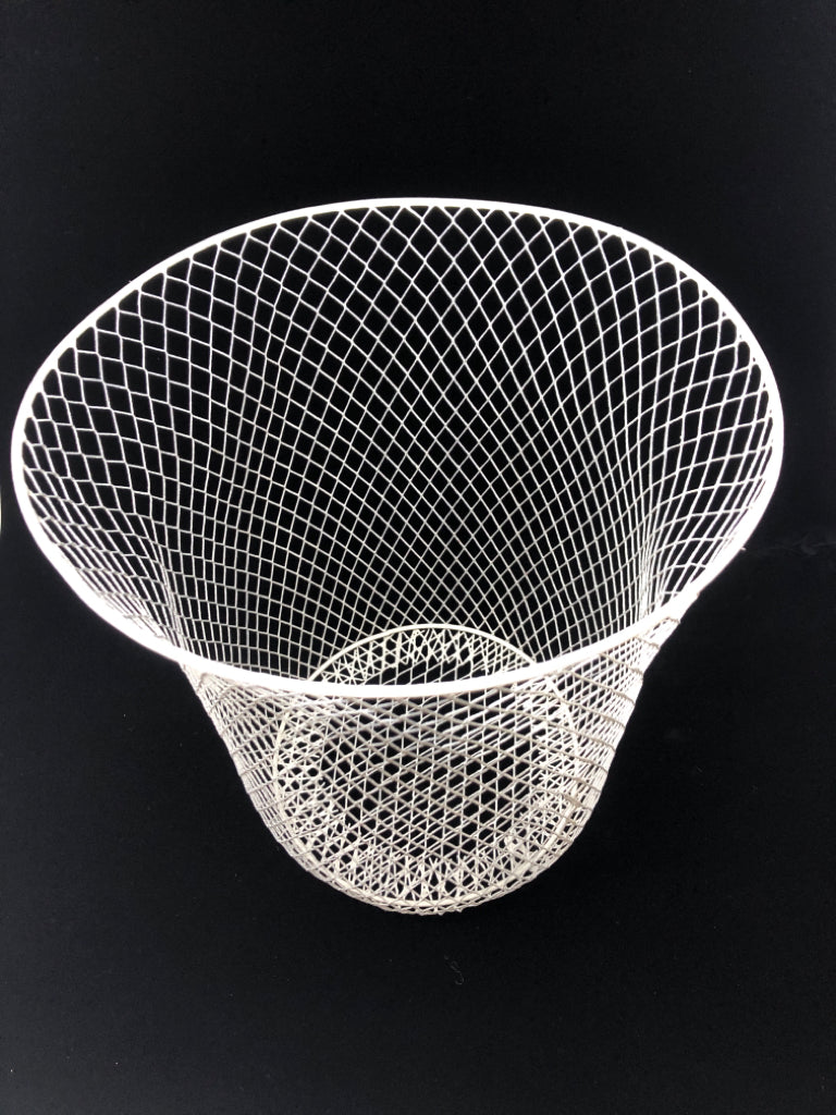 WHITE WIRE WASTEBASKET.