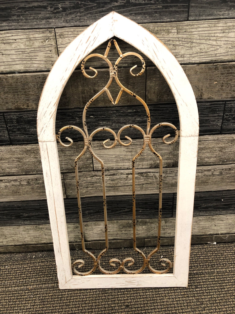 DISTRESSED WHITE ARCH WALL ART W/ METAL CENTER.