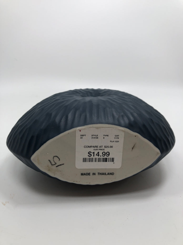 SM CERAMIC BLUE ROUND VASE.