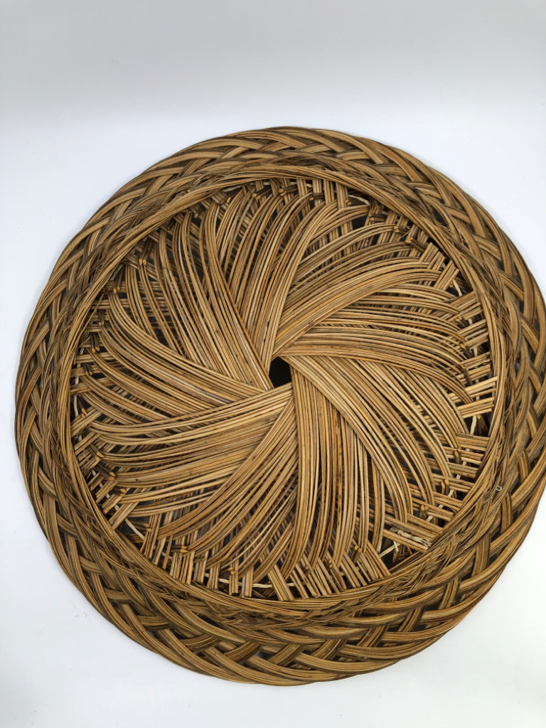 BRAIDED BASKET CENTERPIECE.