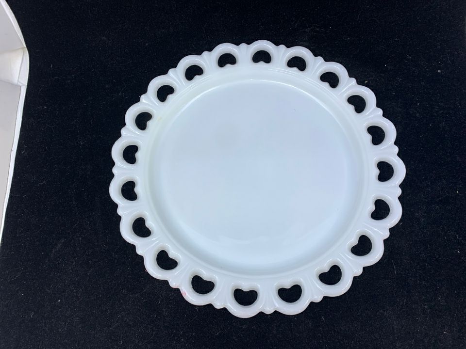 VTG MILK GLASS W LACE EDGE SERVING PLATE.