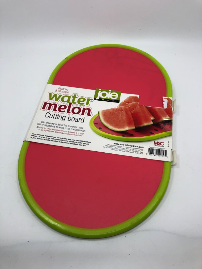 NIP PLASTIC WATERMELON CUTTING BOARD.