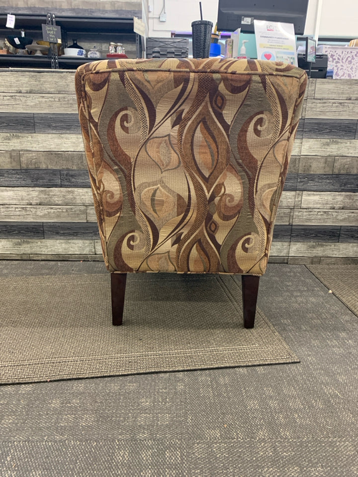 TAN ACCENT CHAIR W/ BROWN DETAILS.