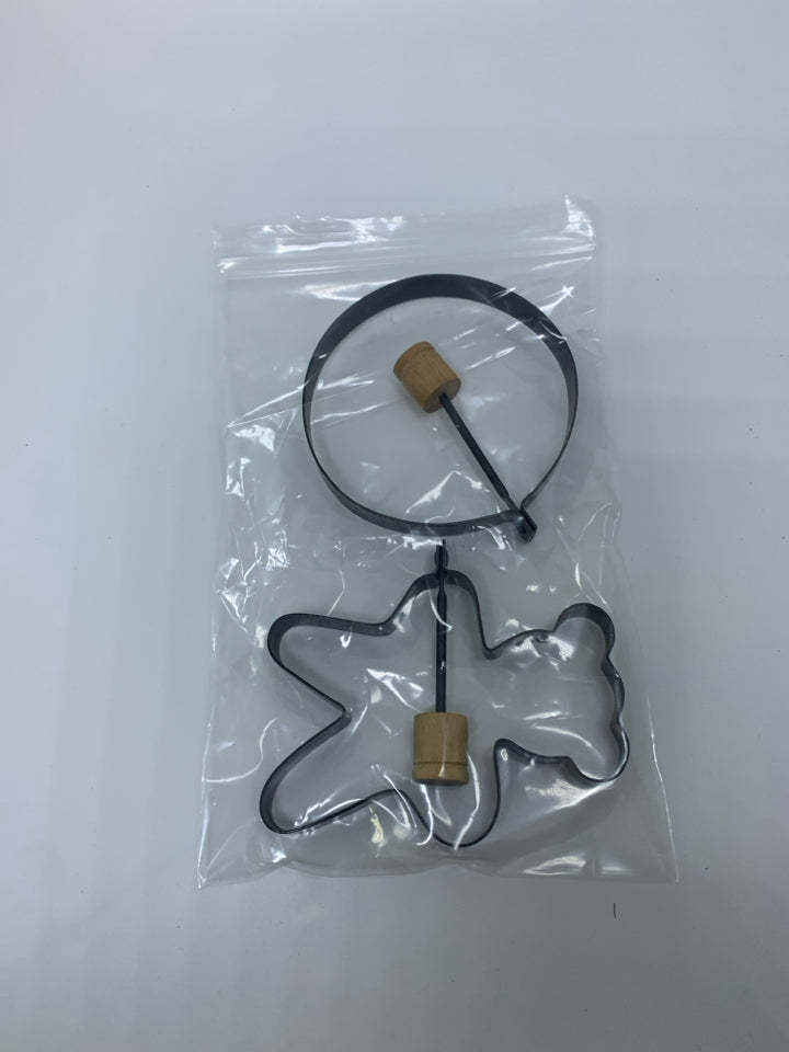 2 METAL MOLDS IN BAG BEAR/CIRCLE.