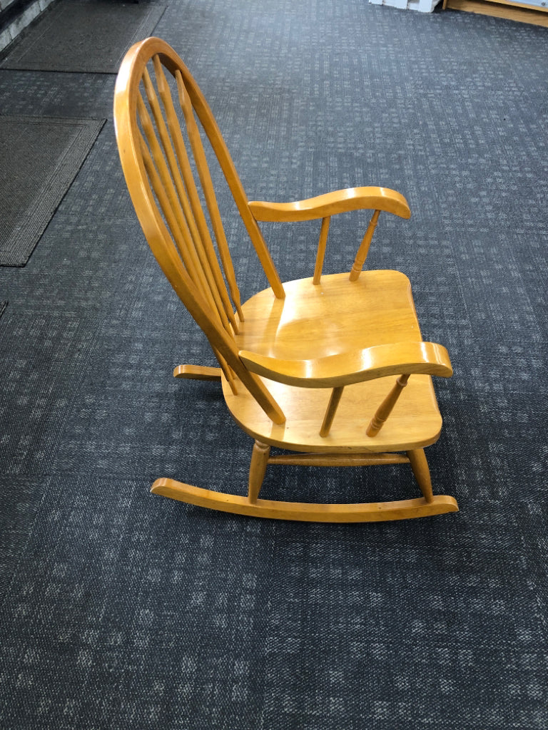 LIGHT WOOD ROCKING CHAIR.