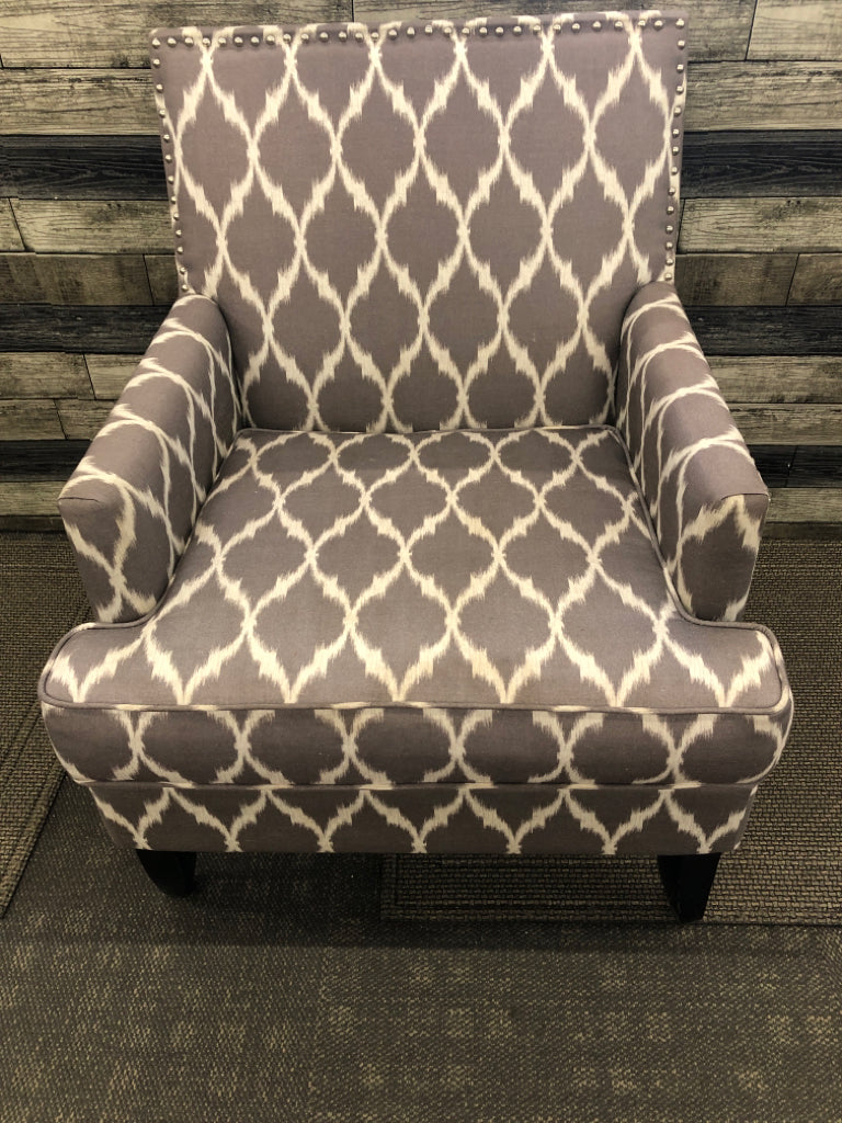 GREY AND WHITE PATTERN STUDDED ACCENT CHAIR.