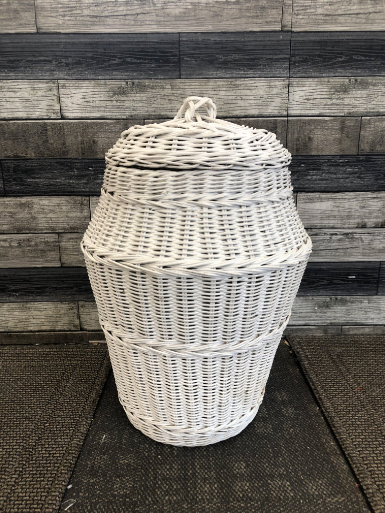 WHITE WICKER HAMPER W/ COVER.