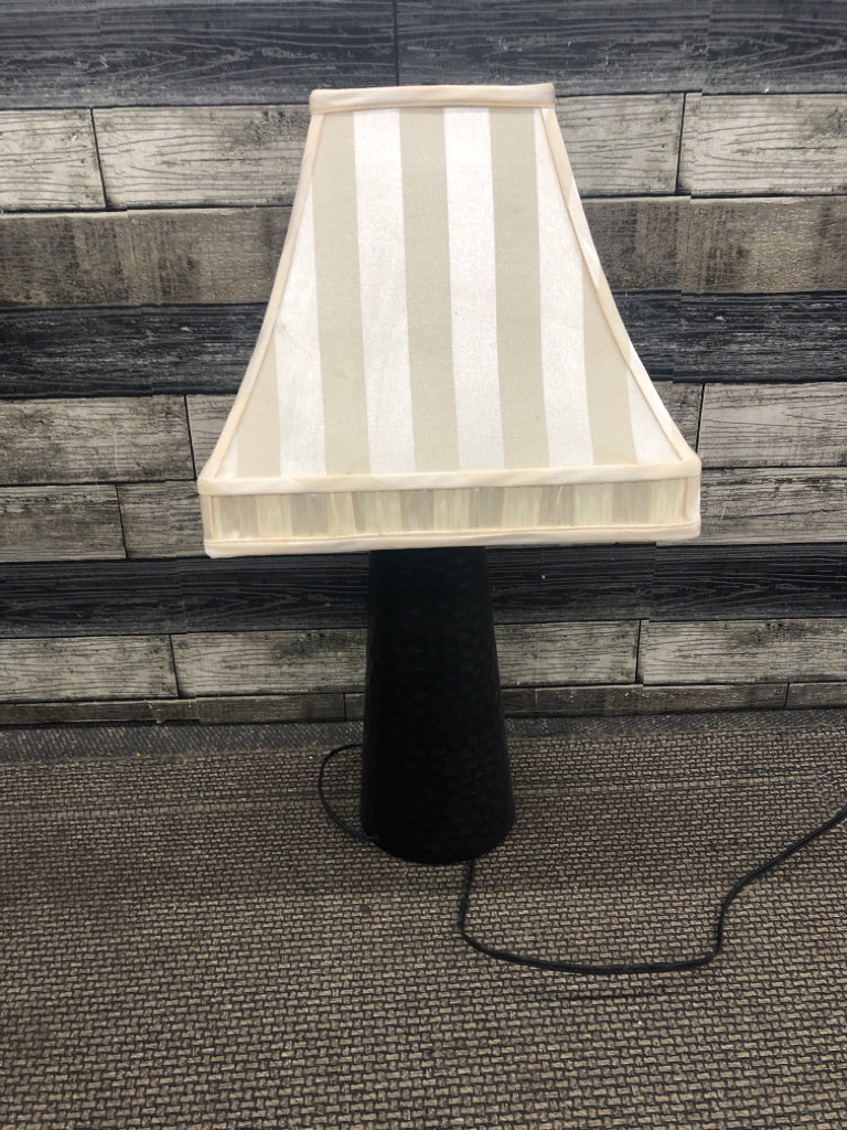 BLACK BASE LAMP W CREAM SQUARE SHADE LAMP.