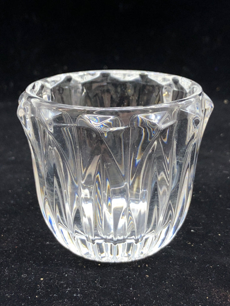 SMALL RIBBED GLASS TEALIGHT HOLDER.
