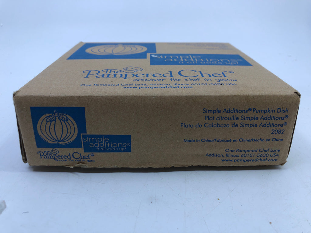 NIB PAMPERED CHEF PUMPKIN DISH.