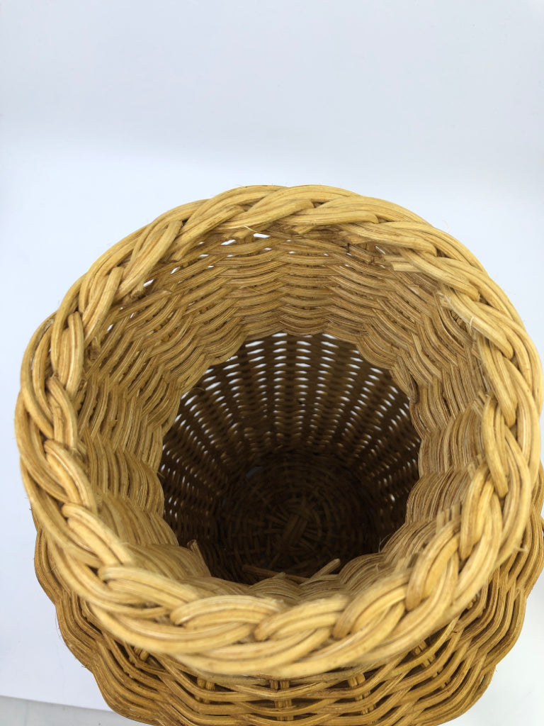 WICKER URN SHAPED BASKET.