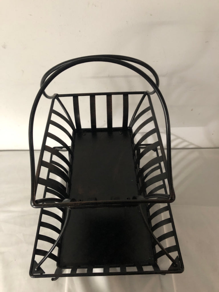 2 TIER BLACK METAL SQUARE FRUIT BASKET W/ CURVED FEET LINE DESIGN.