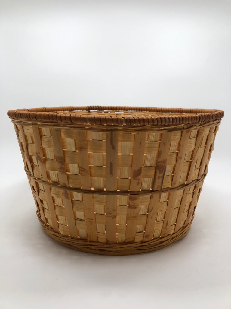 WOVEN BASKET W/SPIRAL RIM.