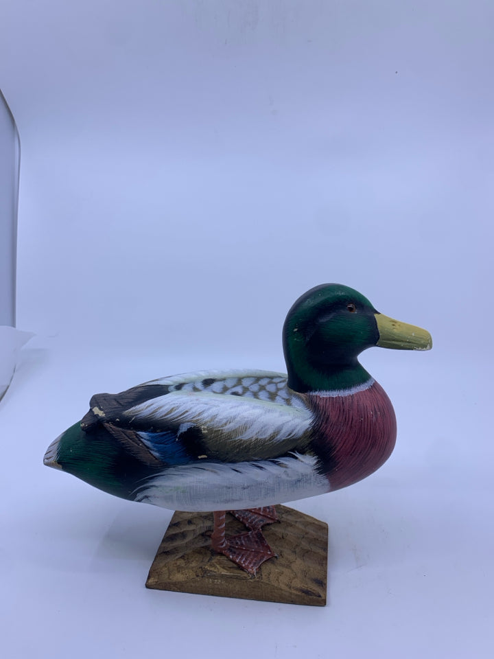 WOODEN DISTRESSED DUCK.