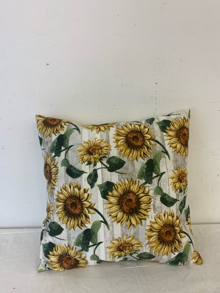 WHITE AND GREY SUNFLOWER PILLOW.